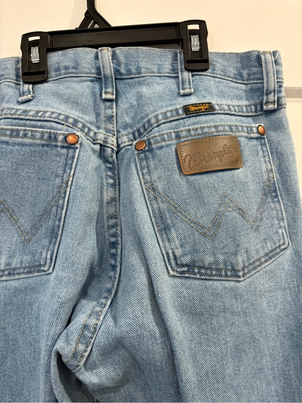Wrangler Men's Straight Jeans in Light Blue Denim - Picture 3 of 4